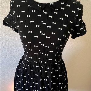 H&M Women’s Bow Tie Pattern Black and White Mini Dress. Size 8